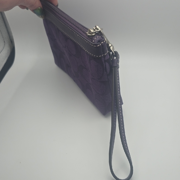 Coach Purple Signiture Monogram W/ Silver Hardware Wristlet W/ Hang Tag (NWOT)💜 - Picture 4 of 9